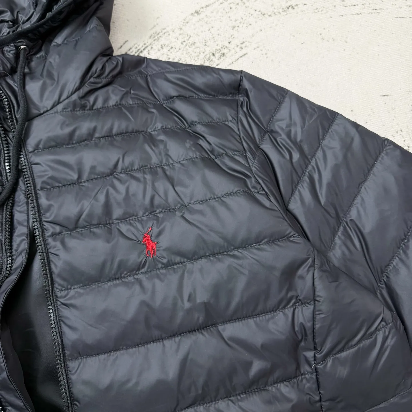 P670 Ralph small label embroidered down hooded jacket, the same style at Ralph Lauren counters. It is made of 80 velvet. The fleece is warm enough. It is very textured on the hand. It is three-dimensional and atmospheric. It is easy to wear in winter. It is simple and elegant. It adopts the os version. The upper body effect is very good. It is suitable for all body types. Soft and comfortable. Craftsmanship imported custom zippers➕Hardware and accessories are complete. The embroidery is full and three-dimensional. Perfect restoration of zp 2:1. Same style for men and women. Versatile and easy to wear. Size M L XL XXL color black navy blue army green